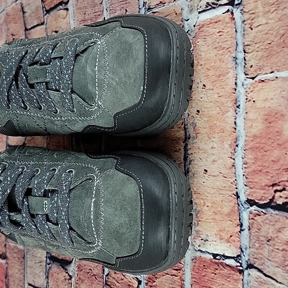 MERRILL PERFORMANCE FOOTWEAR, WOMANS SIZE 5.5 EUC - Picture 3 of 11